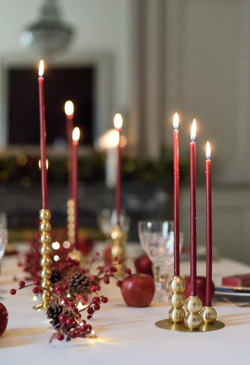 Weihnachtstafel mit roten Kerzen und Messinghaltern von Maison Pechavy