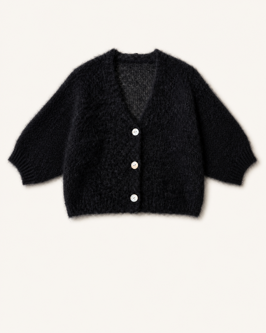 Kurze Strickjacke mit Perlmuttknöpfen Schwarz – Bild 1