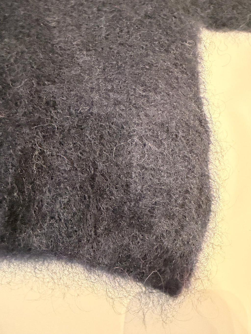 Kurze Strickjacke mit Perlmuttknöpfen Schwarz – Bild 2