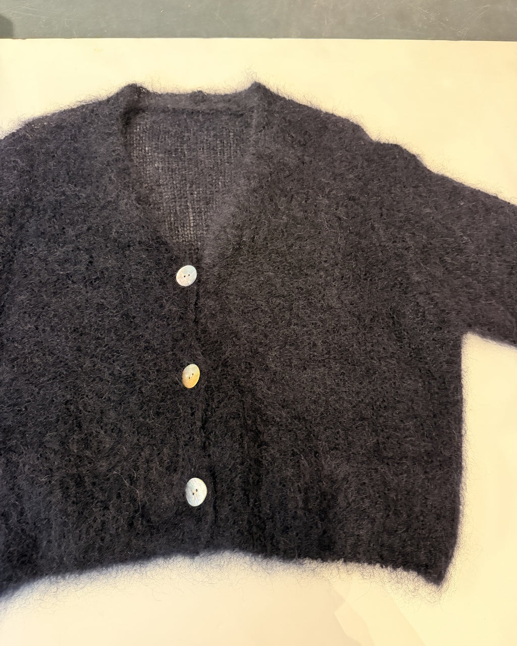 Kurze Strickjacke mit Perlmuttknöpfen Schwarz – Bild 4