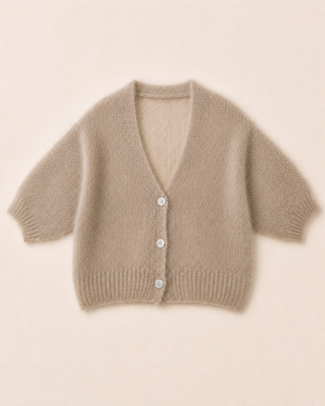 Kurze Strickjacke mit Perlmuttknöpfen Beige – Bild 1