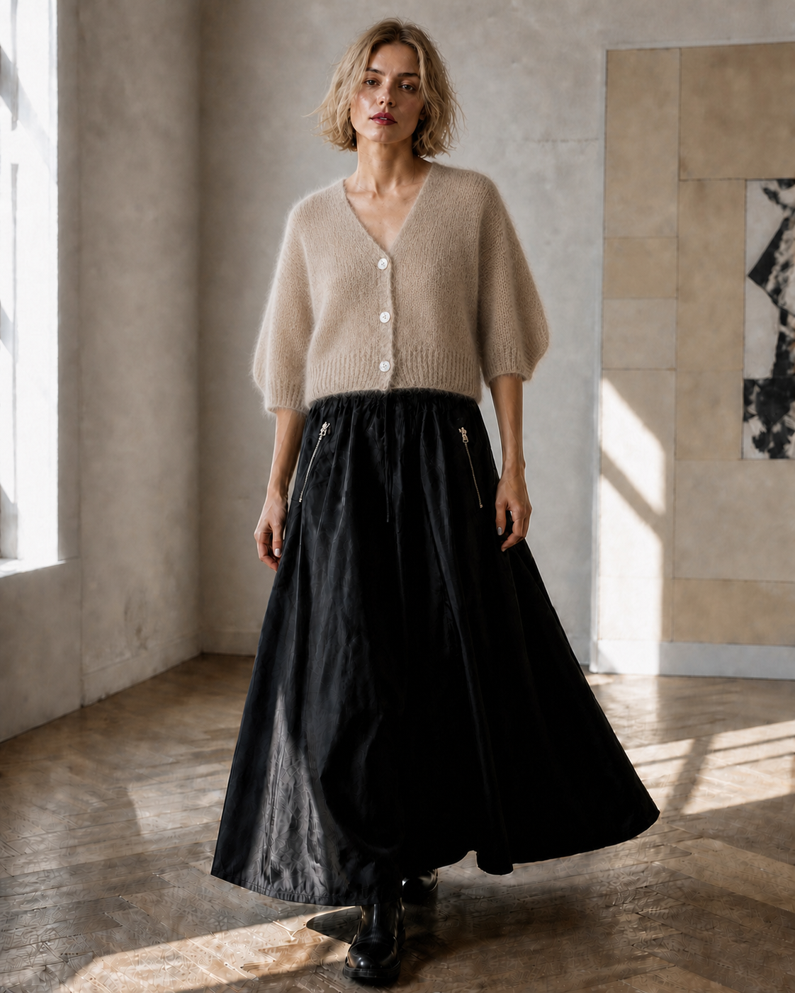 Kurze Strickjacke mit Perlmuttknöpfen Beige – Bild 3