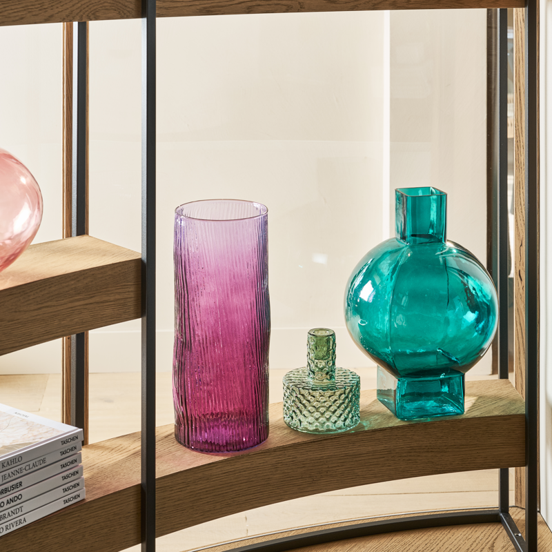 Vase Noëlle aus recyceltem Glas im Holzregal neben weiteren Glasvasen