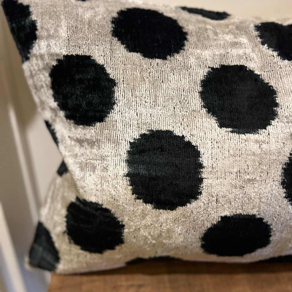 Seidenkissen „Midnight Dots“ – grafisch & zeitlos
