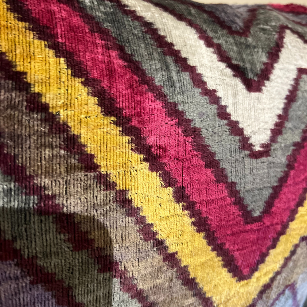 Seidenkissen „Velvet Waves“ – ikonisches Zickzack-Design