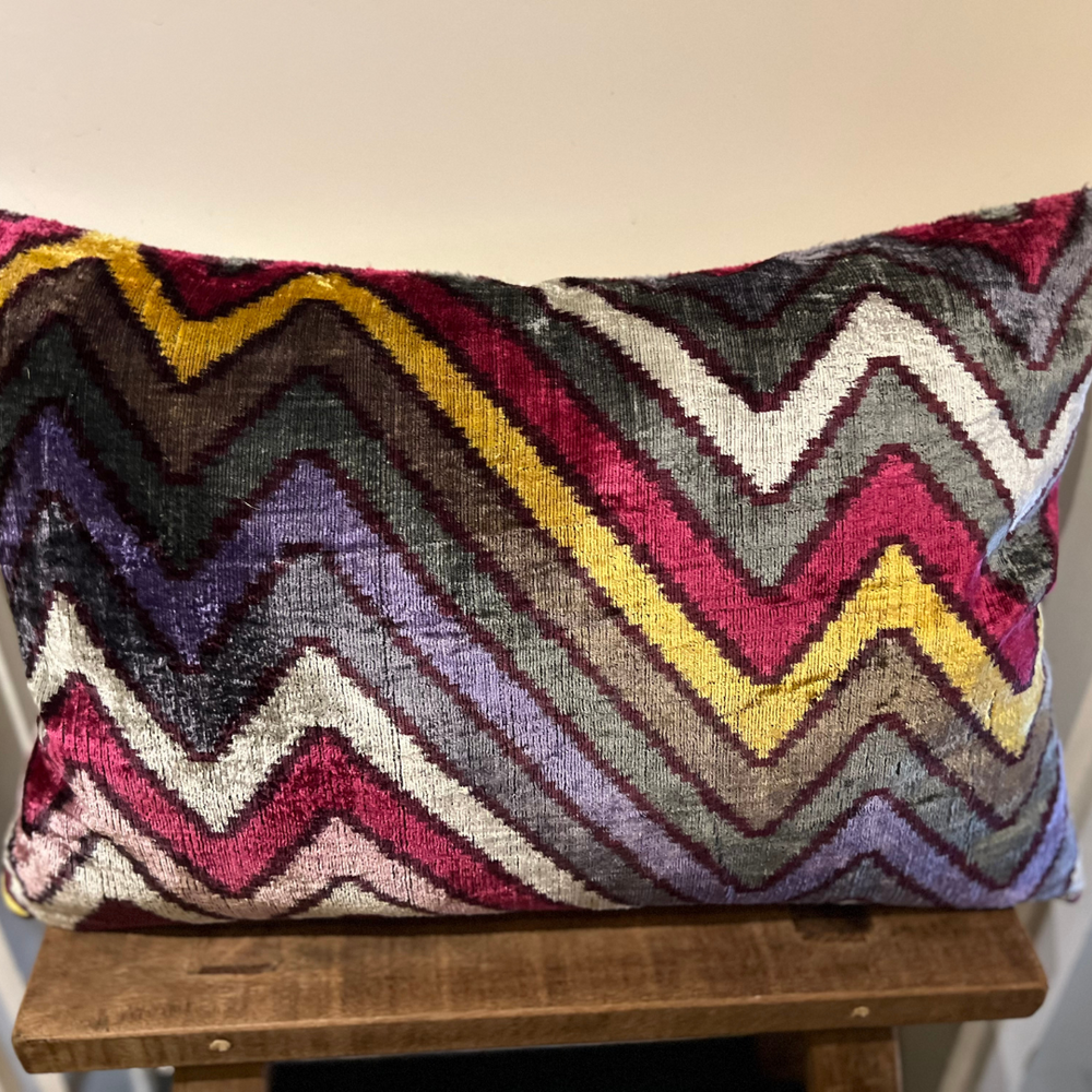 Seidenkissen „Velvet Waves“ – ikonisches Zickzack-Design