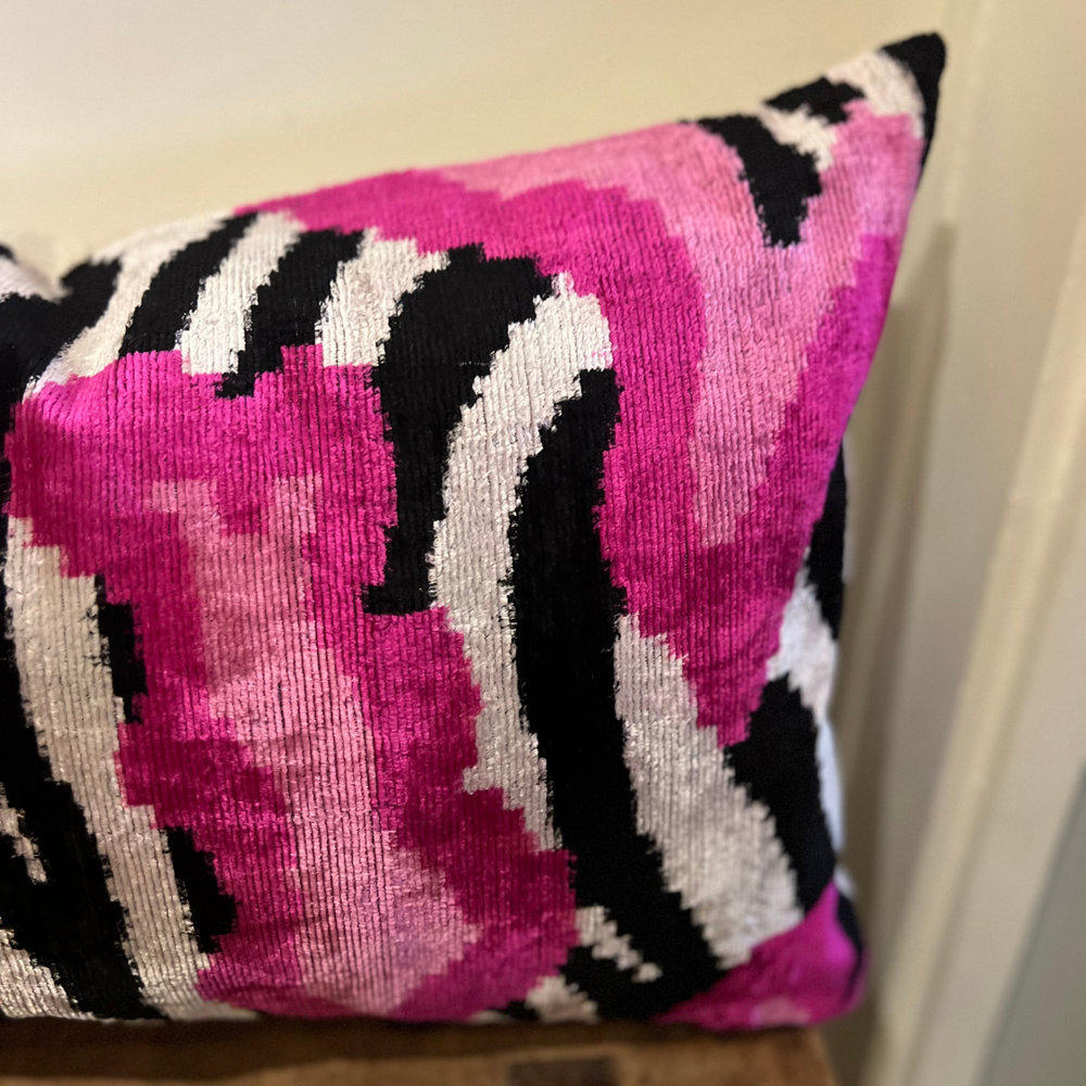 Seidenkissen „Zebra Pink“ – extravagant & stilvoll
