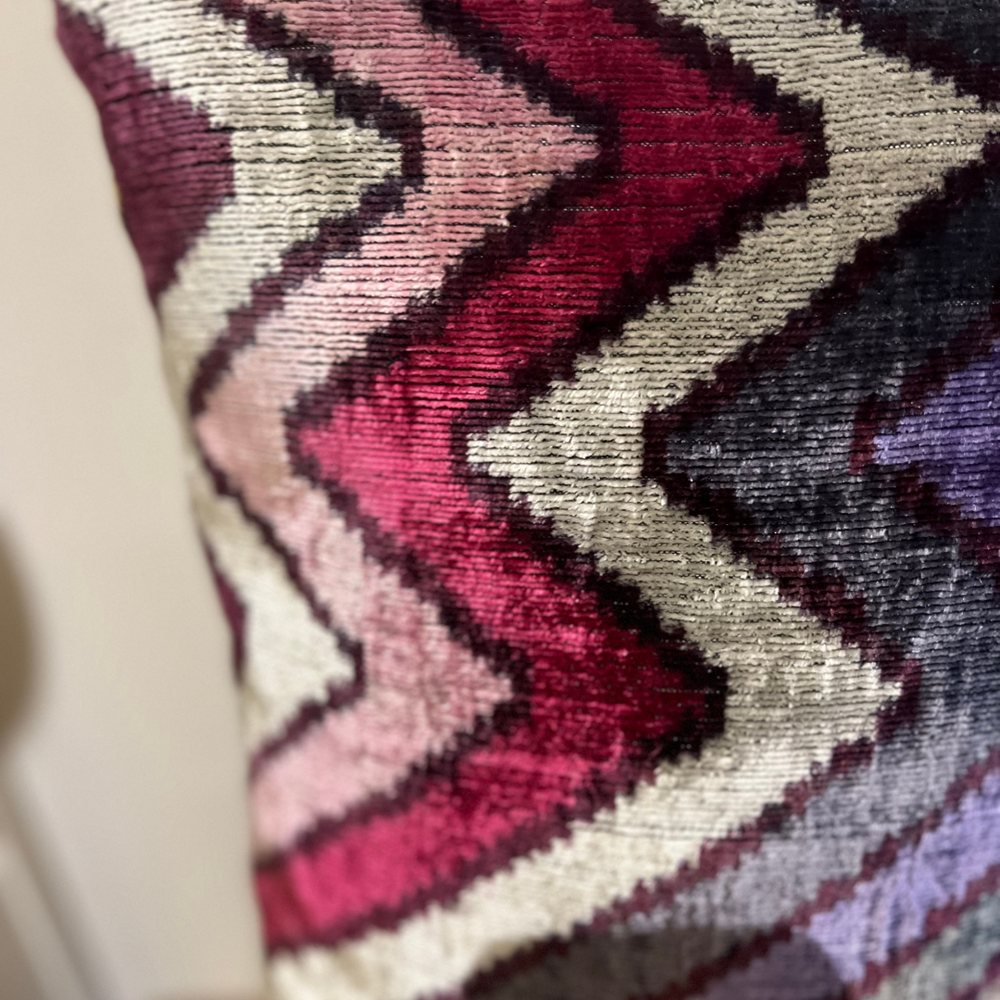 Seidenkissen „Velvet Waves“ – ikonisches Zickzack-Design