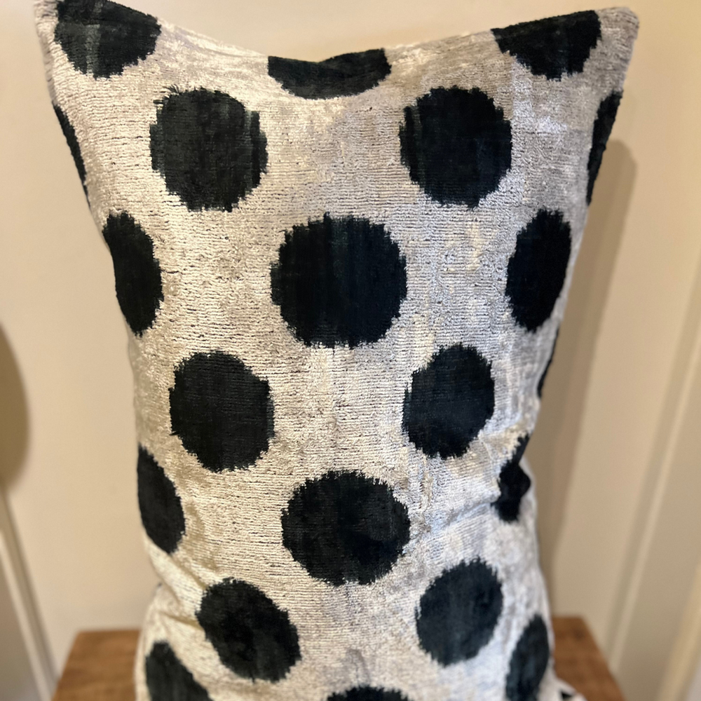 Seidenkissen „Midnight Dots“ – grafisch & zeitlos