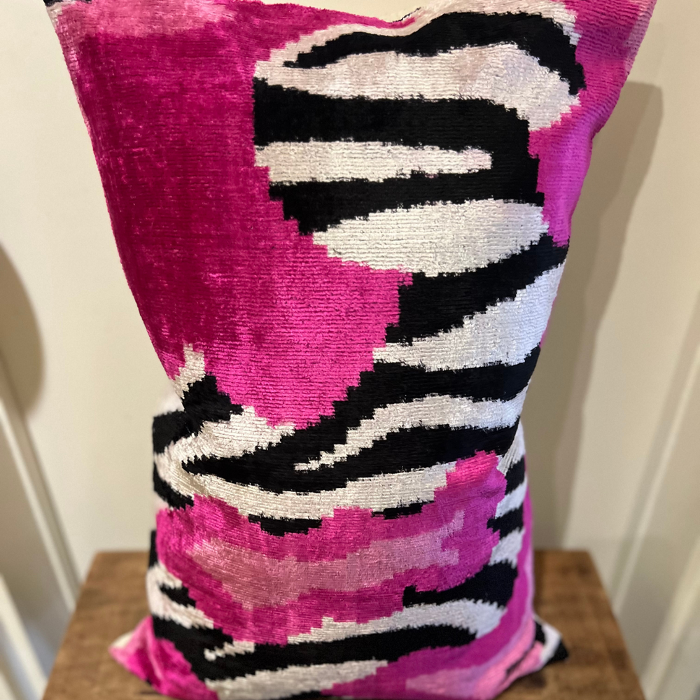 Seidenkissen „Zebra Pink“ – extravagant & stilvoll