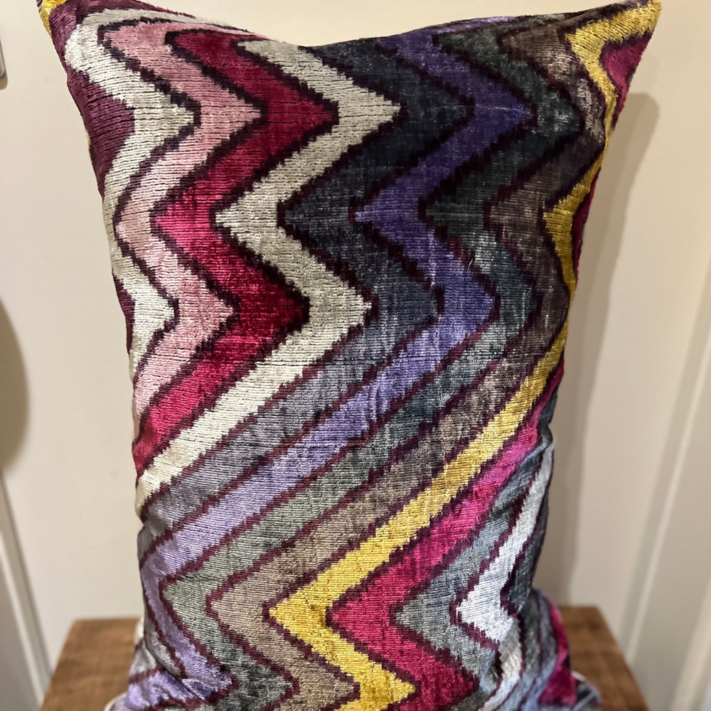 Seidenkissen „Velvet Waves“ – ikonisches Zickzack-Design