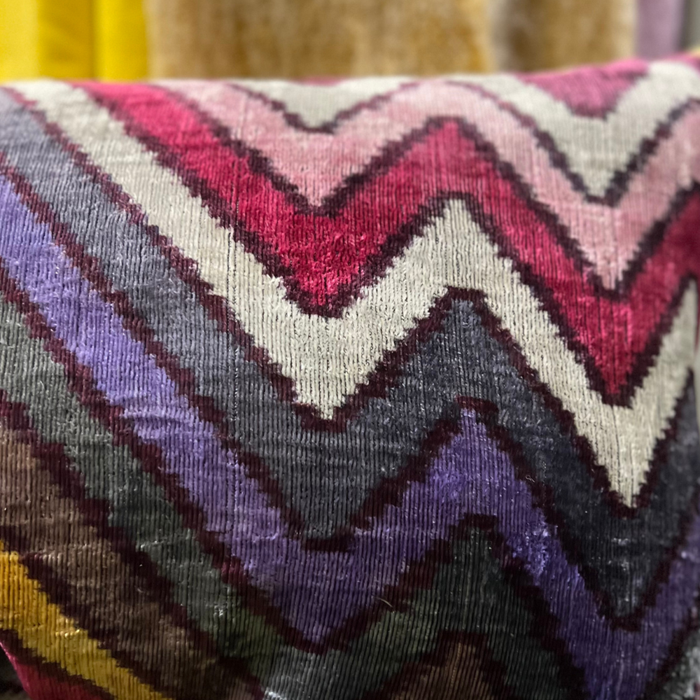 Seidenkissen „Velvet Waves“ – ikonisches Zickzack-Design