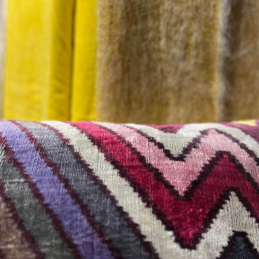 Seidenkissen „Velvet Waves“ – ikonisches Zickzack-Design