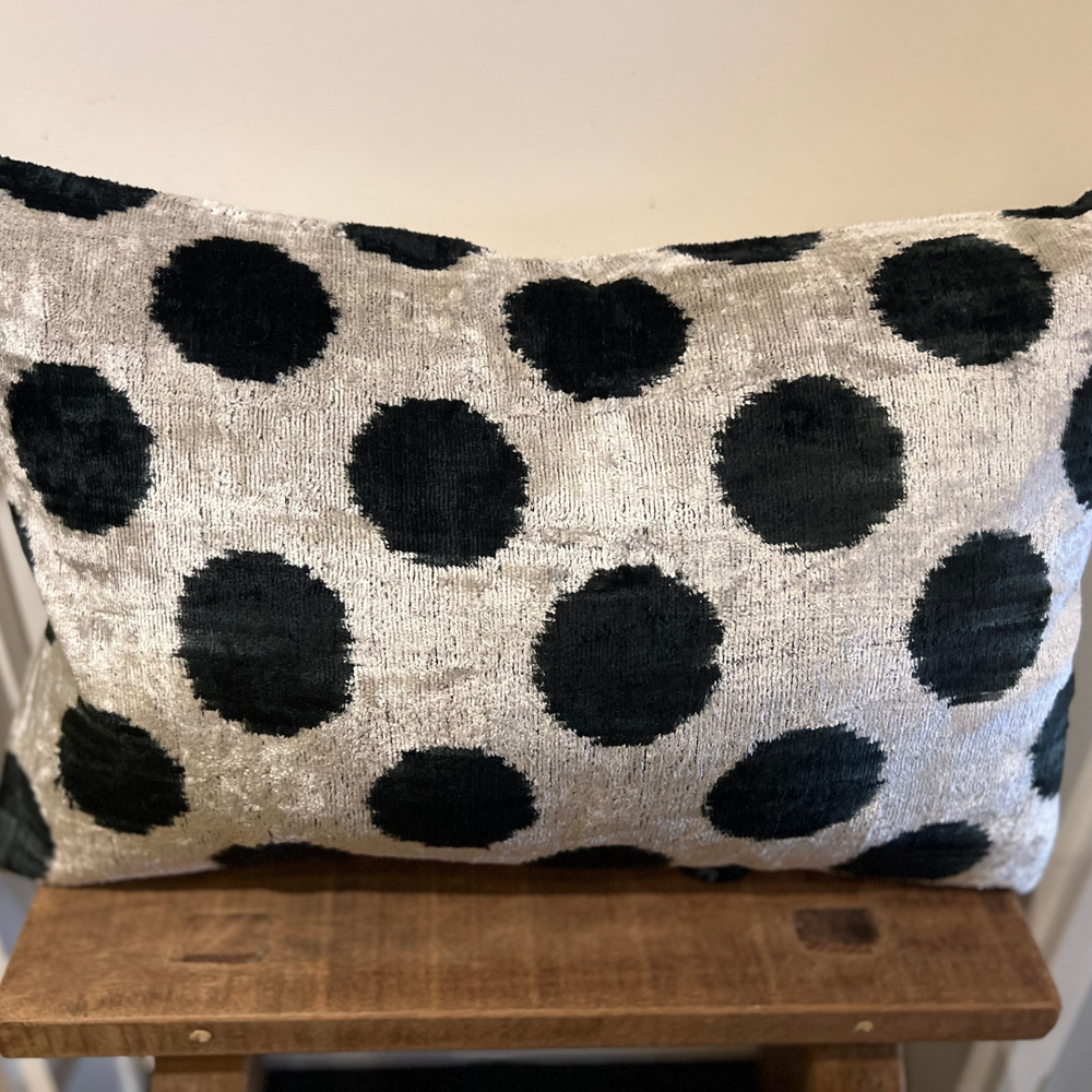 Seidenkissen „Midnight Dots“ – grafisch & zeitlos