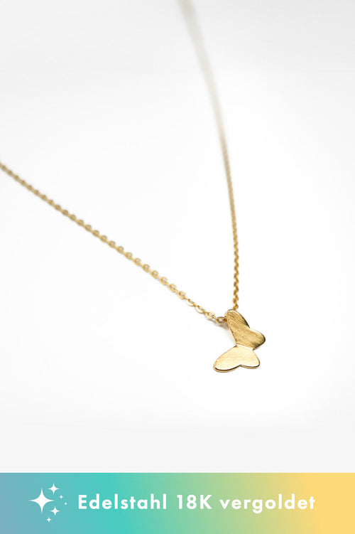 Halskette BAMBI – Gold von Little Jewellery Stories – Detailansicht des Schmetterlingsmotivs