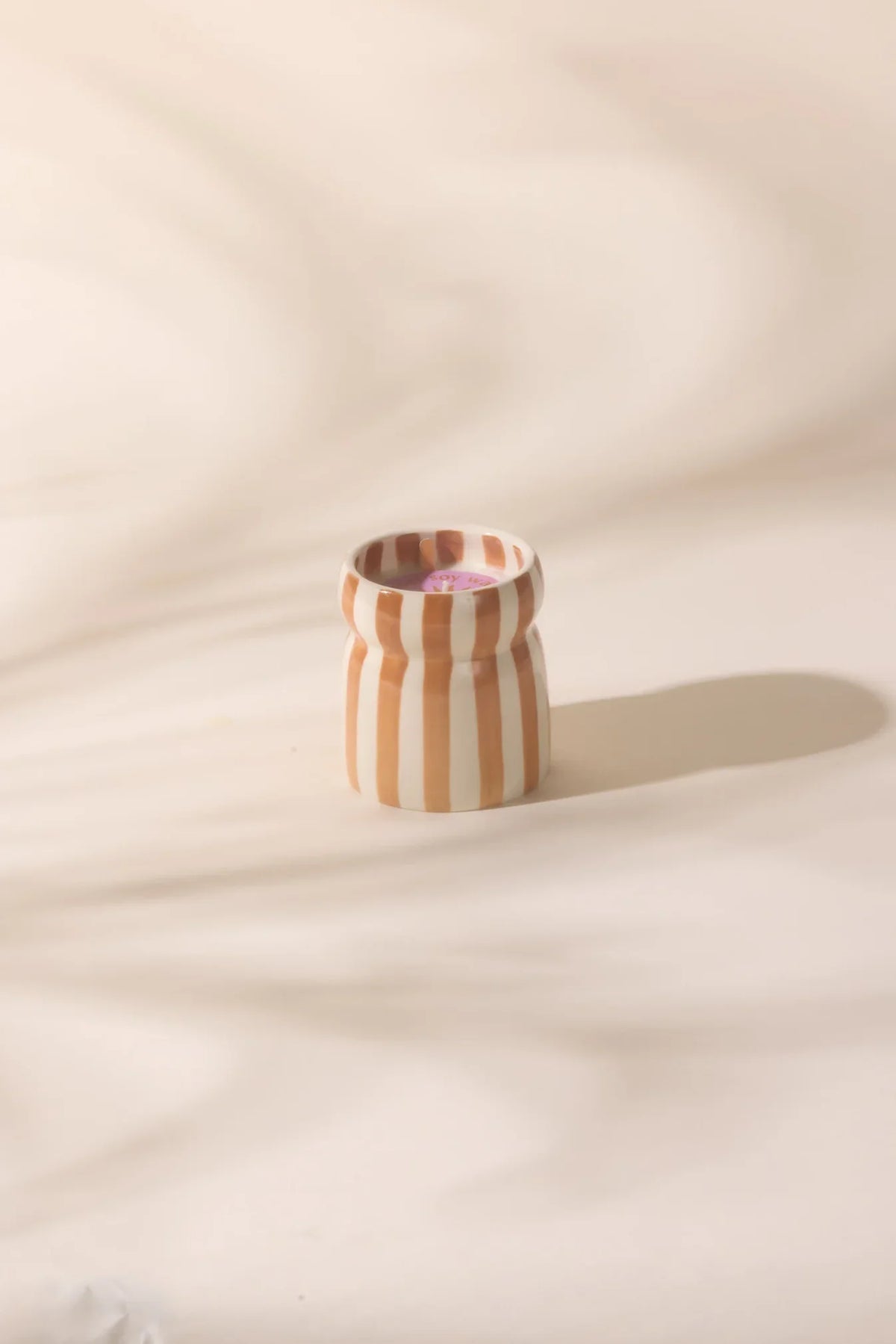 Paddywax Cabana Sienna Sunset – handbemalte Keramik in Rostrot und Creme; Originalaufnahme
