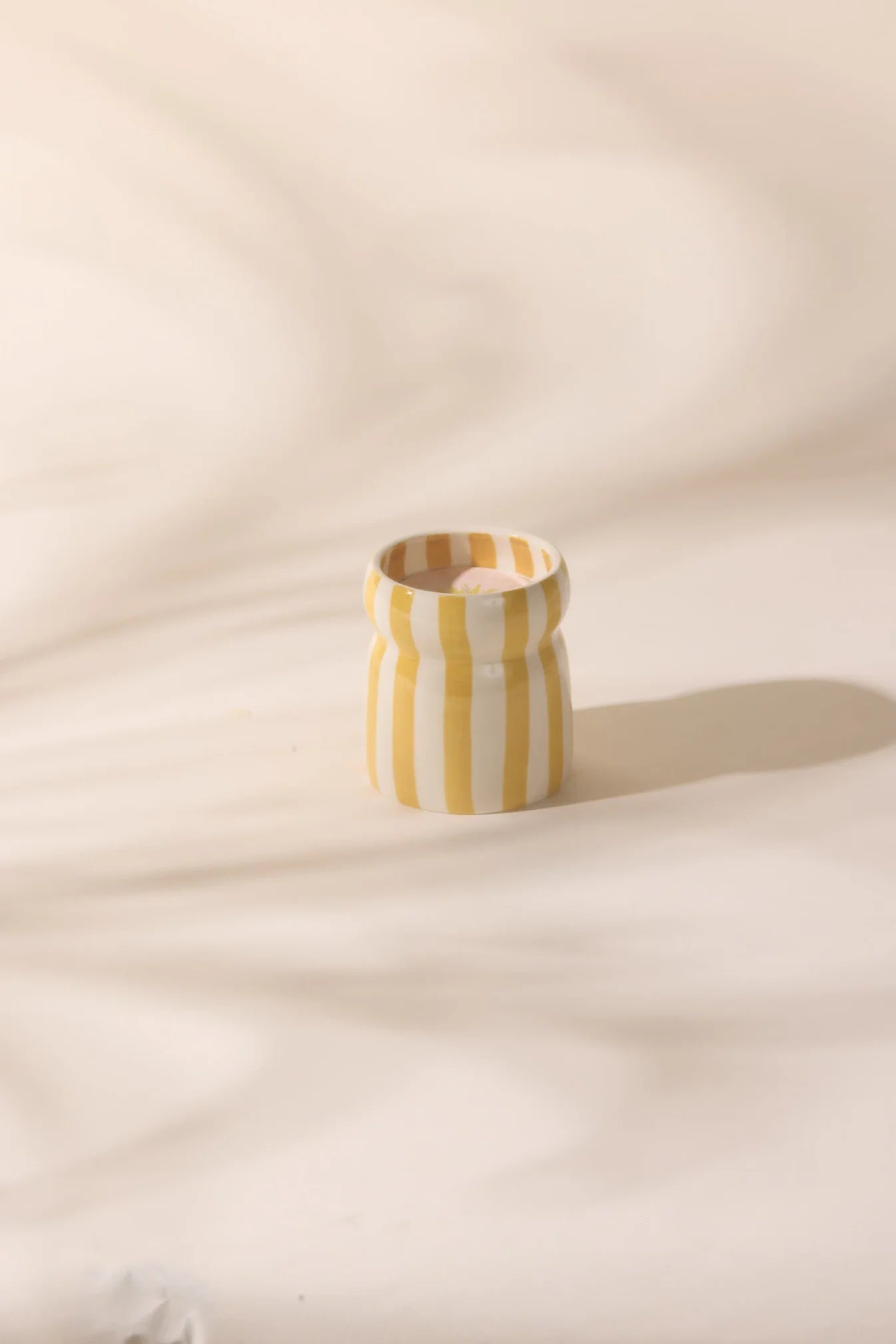 „Gold Coast“ Duftkerze in handbemalter Keramik – Cabana Ochre  – LOVE IT ♡ –