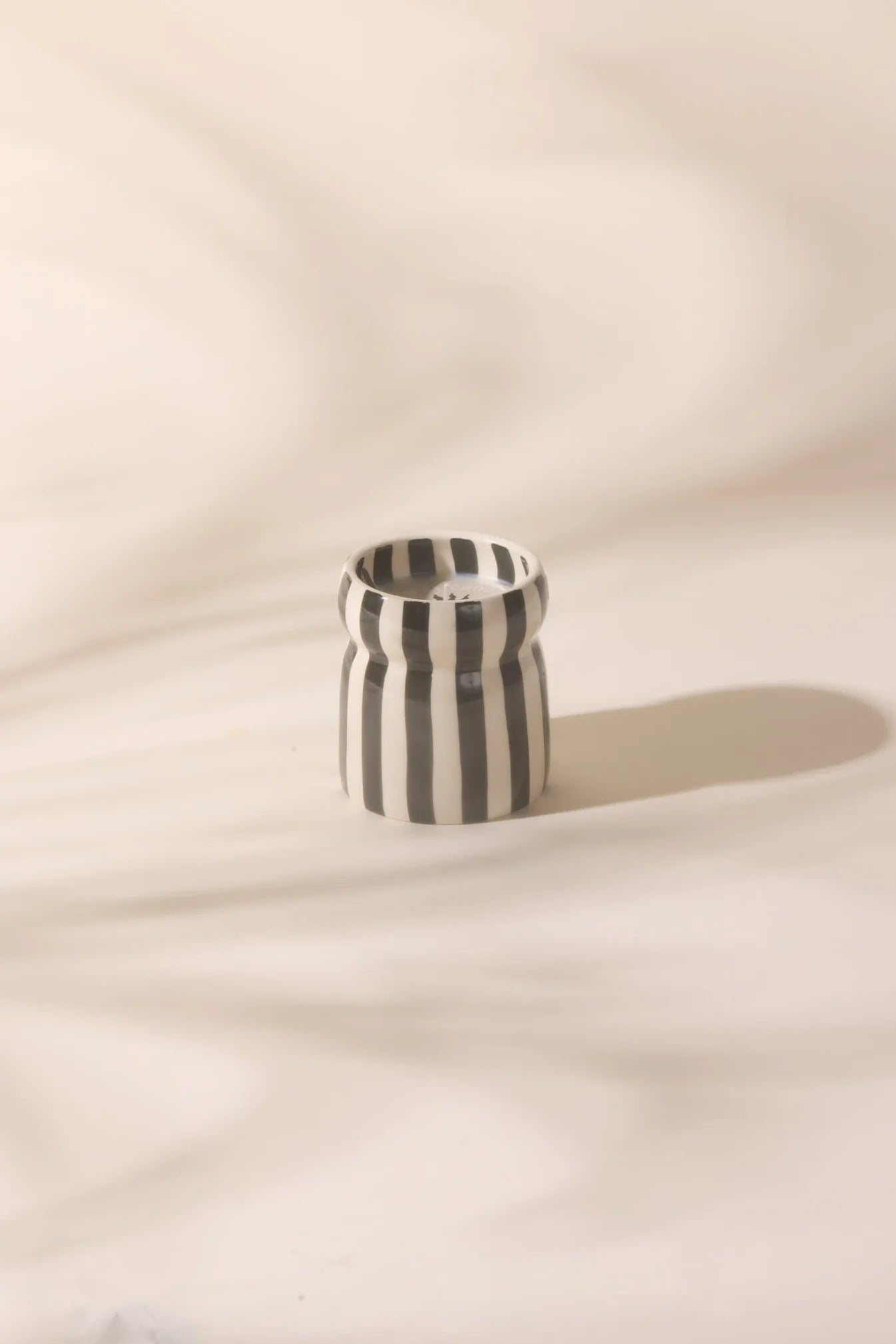 „Lava Stone“ Duftkerze in handbemalter Keramik – Cabana Black  – LOVE IT ♡ –