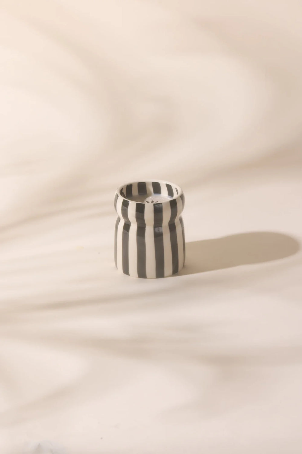 „Lava Stone“ Duftkerze in handbemalter Keramik – Cabana Black  – LOVE IT ♡ –