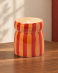Paddywax Cabana · Spiced Apple · Duftkerze in Rot/Koralle – Produktansicht mit abgestimmtem Hintergrund