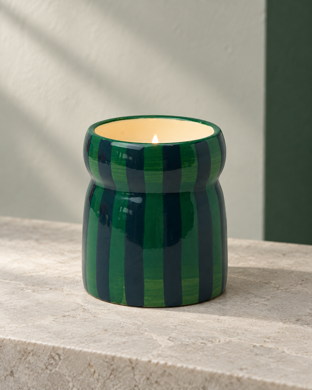 Paddywax Cabana · Balsam Fir · Duftkerze in Grün/Navy – Produktansicht mit abgestimmtem Hintergrund