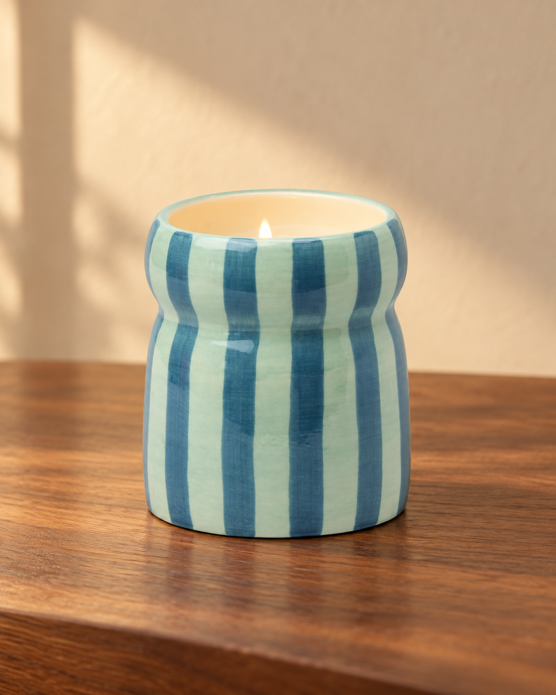 Paddywax Cabana · Warm Cider · Duftkerze in Blau – Produktansicht mit abgestimmtem Hintergrund