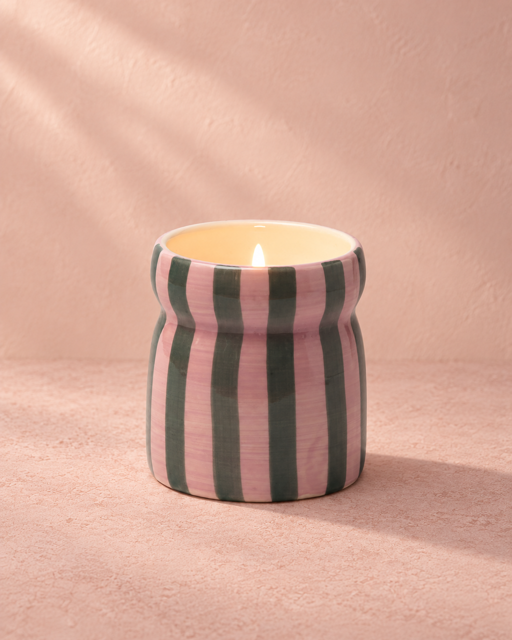 Paddywax Cabana · Cinnamon & Clove · Duftkerze in Pink/Grün – Produktansicht mit abgestimmtem Hintergrund