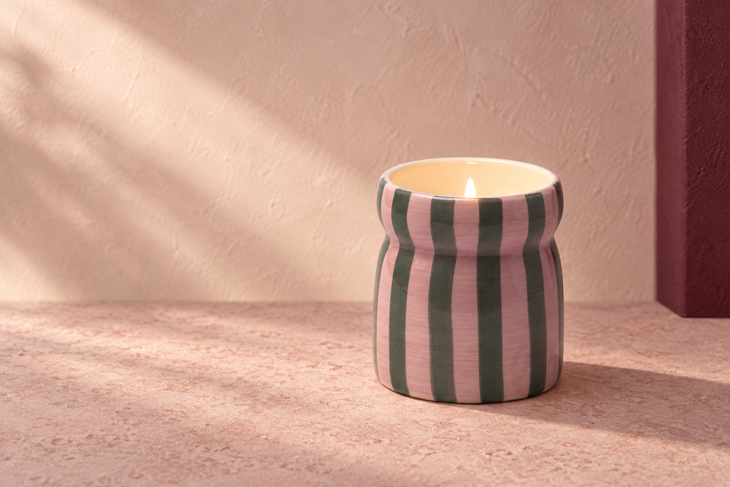 Paddywax Cabana · Cinnamon & Clove · Duftkerze in Pink/Grün – Stimmungsbild im Querformat