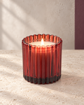Paddywax Duftkerze im Riffelglas · Winter Berry · Rot – Produktansicht mit abgestimmtem Hintergrund