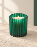 Paddywax Duftkerze im Riffelglas · Balsam Fir · Grün – Produktansicht mit abgestimmtem Hintergrund