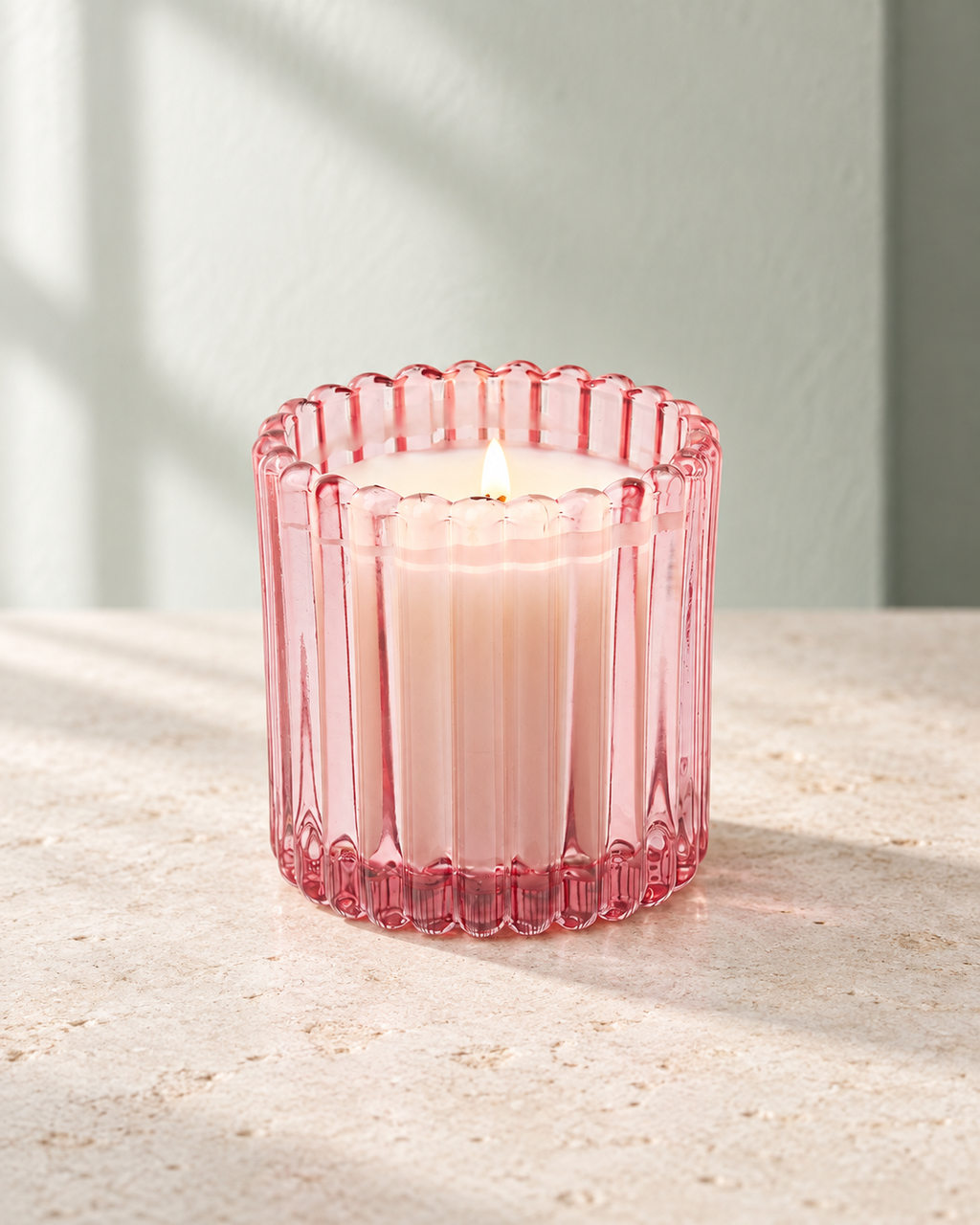 Paddywax Duftkerze im Riffelglas · Pink Peppermint · Pink – Produktansicht mit abgestimmtem Hintergrund