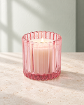 Paddywax Duftkerze im Riffelglas · Pink Peppermint · Pink – Produktansicht mit abgestimmtem Hintergrund