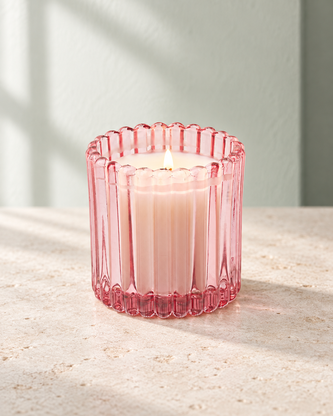 Paddywax Duftkerze im Riffelglas · Pink Peppermint · Pink – Produktansicht mit abgestimmtem Hintergrund