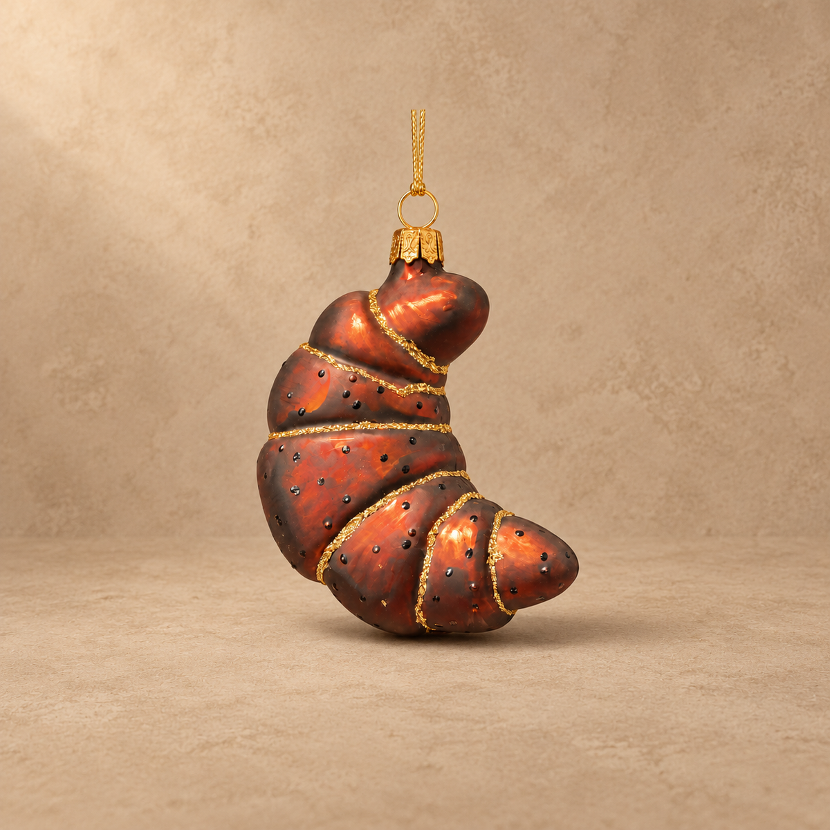 Weihnachtsanhänger Croissant – ca. 12 cm vor warmem beigem Studiohintergrund