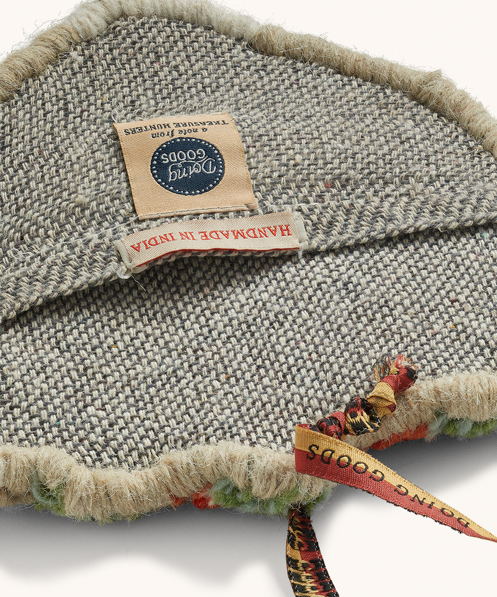 🐅 Tapis Amis „Floral White Tiger“ – handgetufteter Wollanhänger