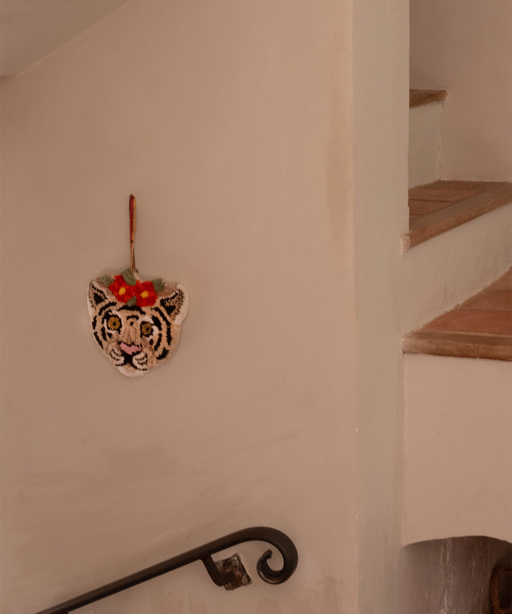 🐅 Tapis Amis „Floral White Tiger“ – handgetufteter Wollanhänger