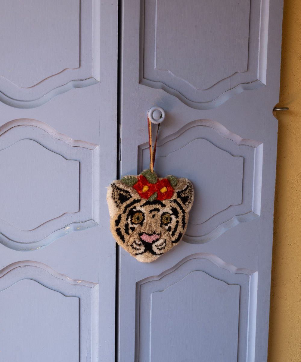 🐅 Tapis Amis „Floral White Tiger“ – handgetufteter Wollanhänger