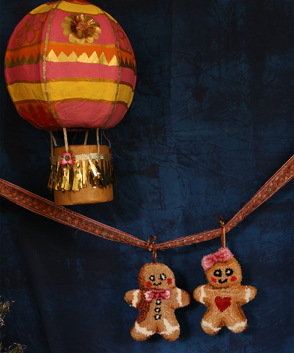 Mr. Ginger Bread Gift Hanger – handgetuftetes Weihnachtsornament aus Wolle