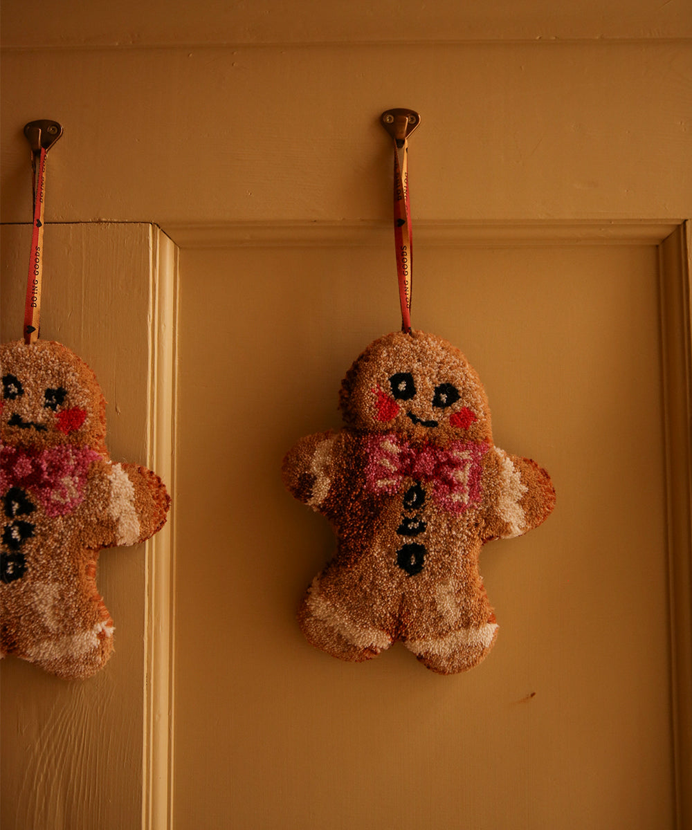 Mr. Ginger Bread Gift Hanger – handgetuftetes Weihnachtsornament aus Wolle
