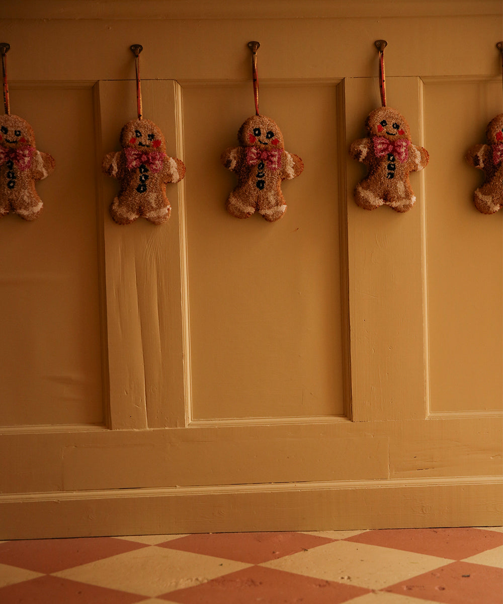 Mr. Ginger Bread Gift Hanger – handgetuftetes Weihnachtsornament aus Wolle