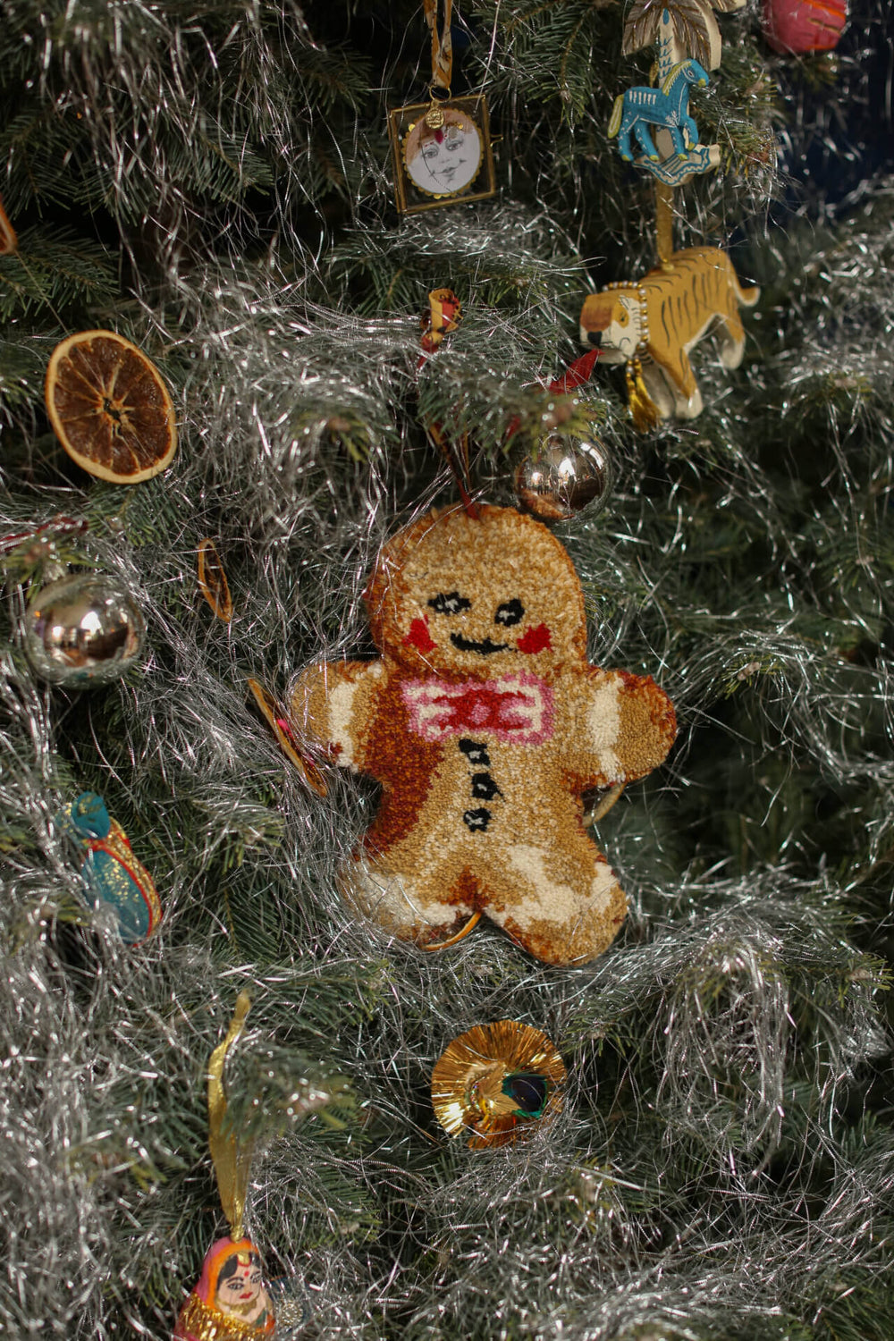 Mr. Ginger Bread Gift Hanger – handgetuftetes Weihnachtsornament aus Wolle