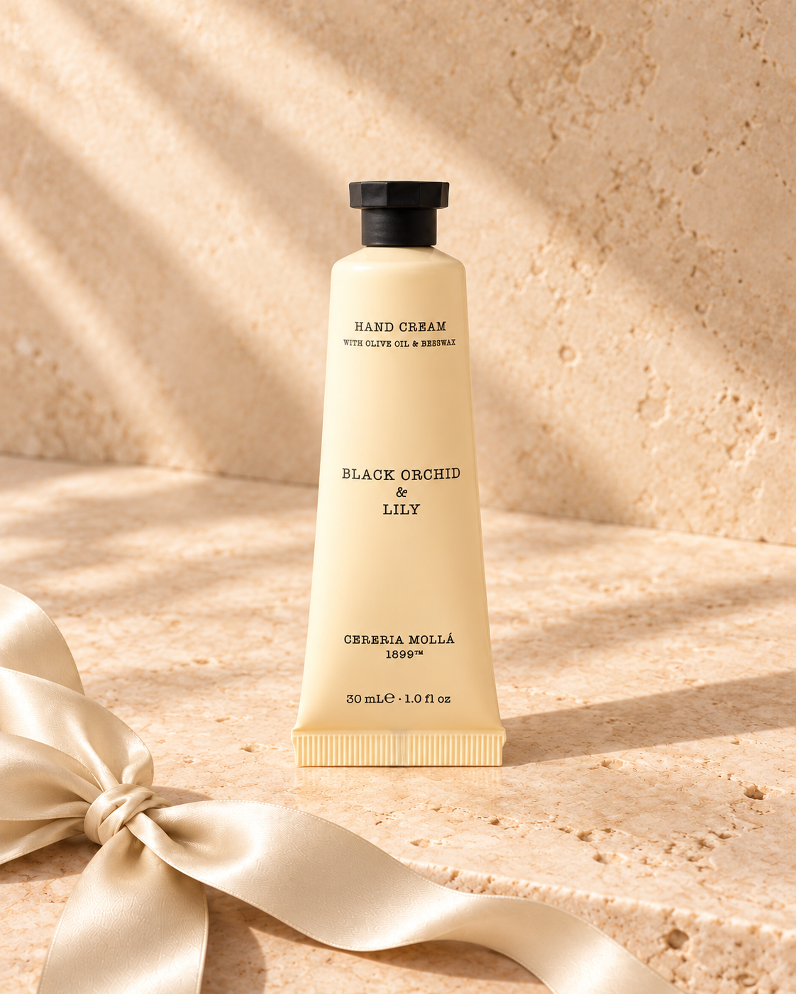 Cerería Mollá Handcreme Black Orchid & Lily – 30 ml auf warmem Naturstein