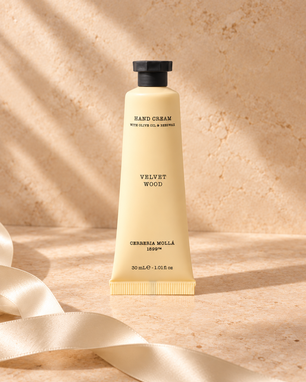 Cerería Mollá Handcreme Velvet Wood – 30 ml auf warmem Naturstein