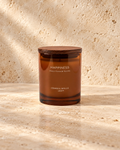 Wellbeing Duftkerze Happiness – Blanc Cocoa & Vanilla, 230 g auf warmem Naturstein