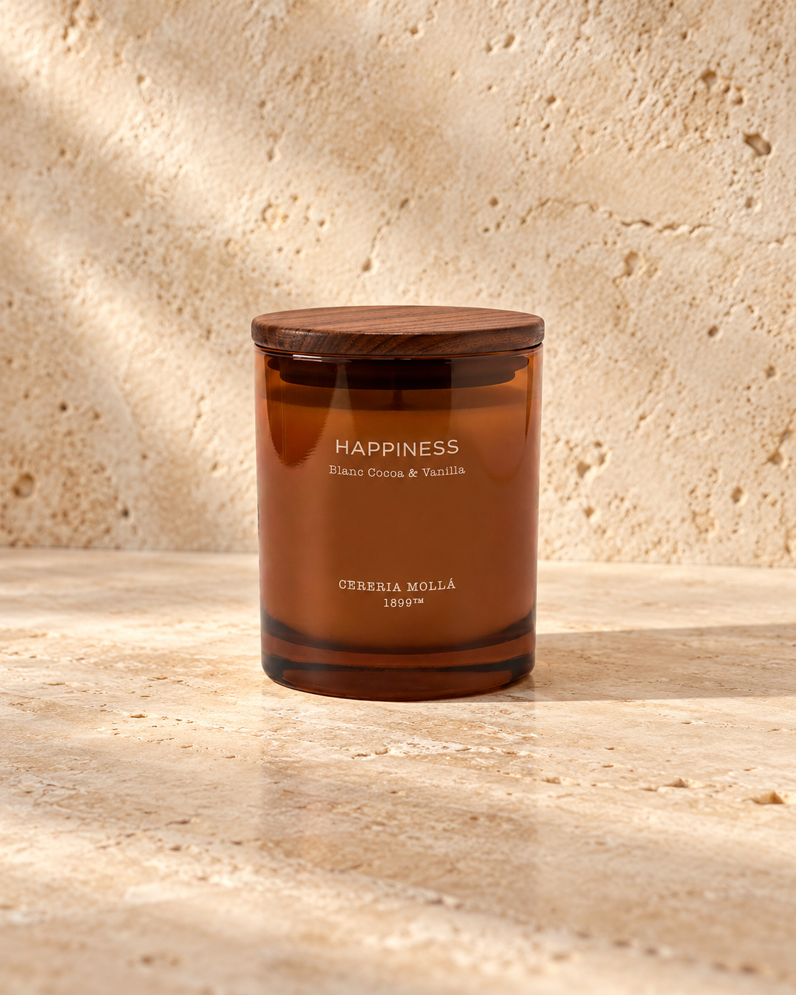 Wellbeing Duftkerze Happiness – Blanc Cocoa & Vanilla, 230 g auf warmem Naturstein