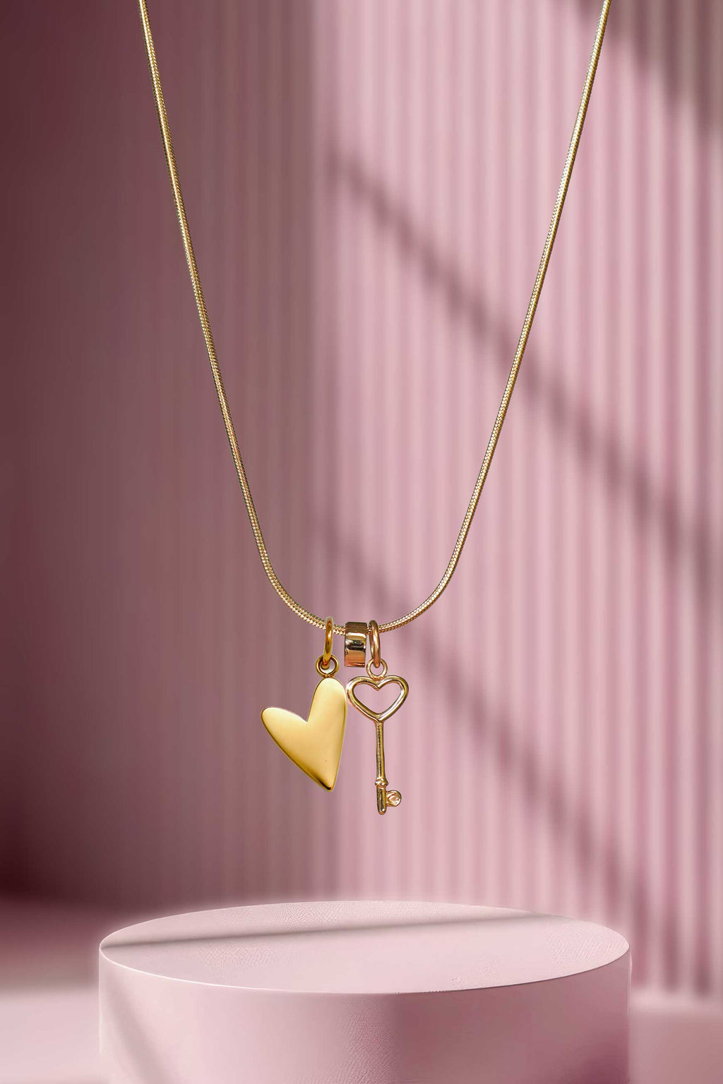Charm AMORE – Gold von Little Jewellery Stories – Detail und Styling