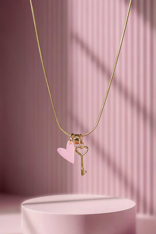 Charm LOVE KEY – Gold von Little Jewellery Stories – Detail und Styling