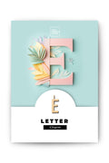 Monogramm Charm E – Gold von Little Jewellery Stories – auf illustrierter Schmuckkarte