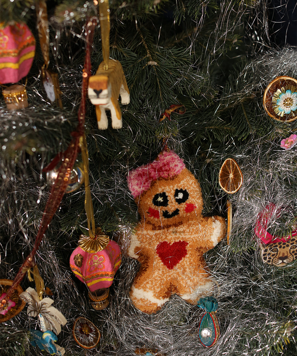Mrs Ginger Bread – Handgefertigtes Weihnachtsornament aus Wolle  Ein festliches Lieblingsstück voller Wärme & Charme
