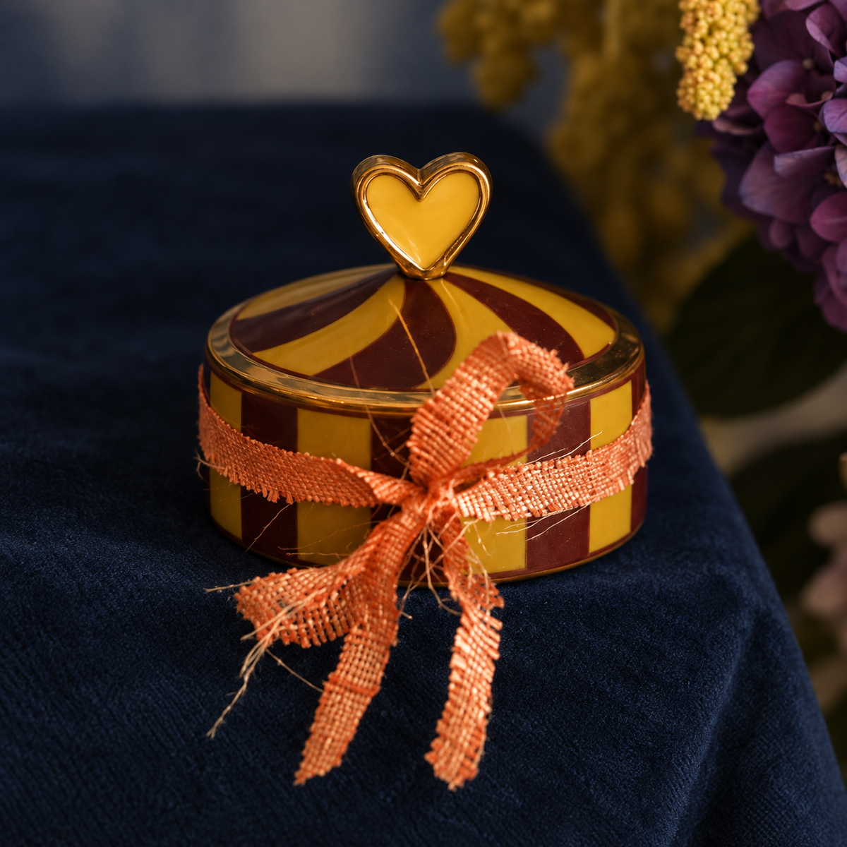 Gelb-bordeauxfarbene Schmuckdose mit Herzknauf und Schleife – Geschenkidee für den Adventskalender